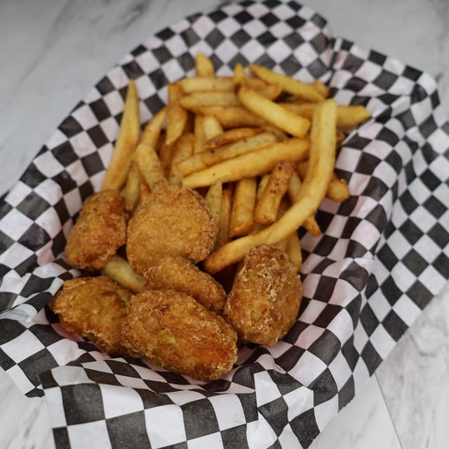 Chicken Nuggets 6 Pieces With Fries.
